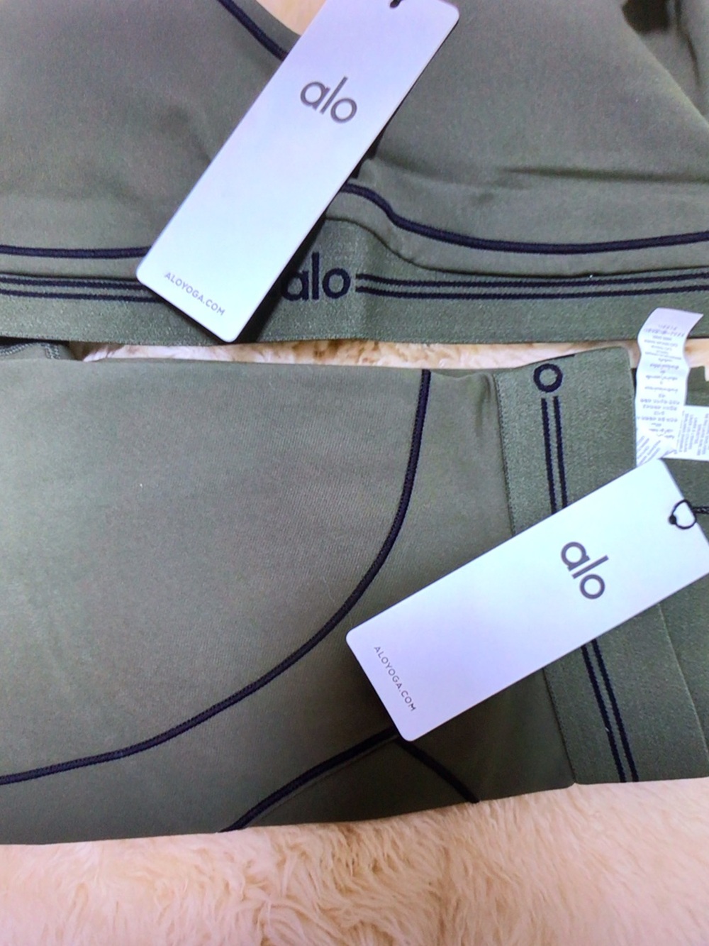 ALO Yoga Olive & Black Contrast V-Neck Sports Bra And Legging Set - Picture 5 of 7